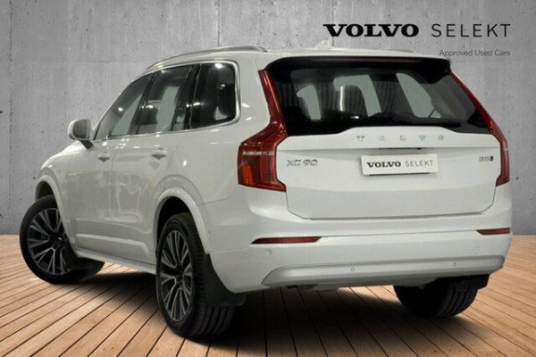2022 Volvo XC90  B5 Momentum SUV Image 2