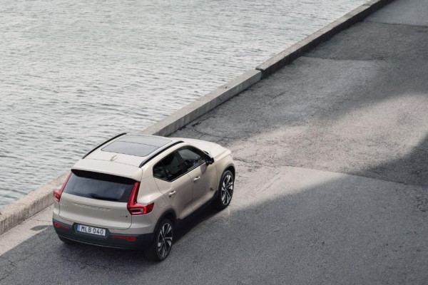 2024 MY25 Volvo XC40  Ultra B4 Dark SUV Image 4