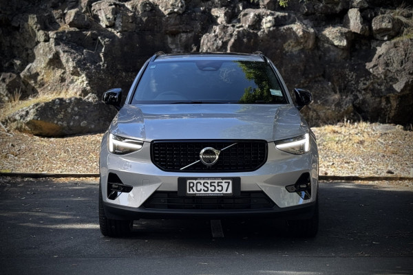 2025 Volvo XC40 XZ Ultra B4 Dark SUV Image 2