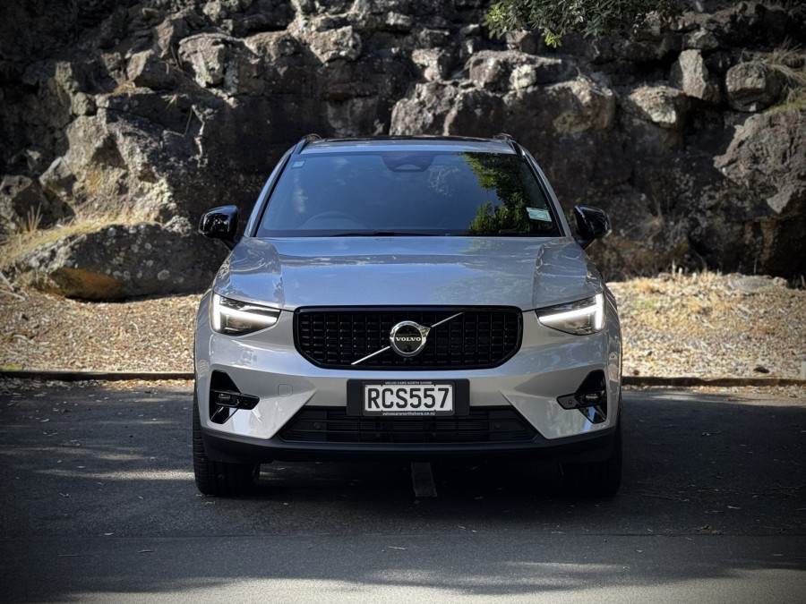 2025 Volvo XC40 XZ Ultra B4 Dark SUV Image 2