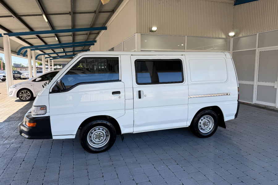 2008 Mitsubishi Express Van Image 9