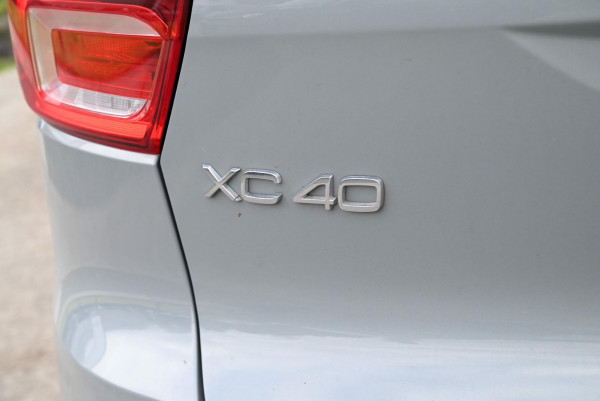 2025 Volvo XC40 XZ Ultra B4 Bright SUV image 9