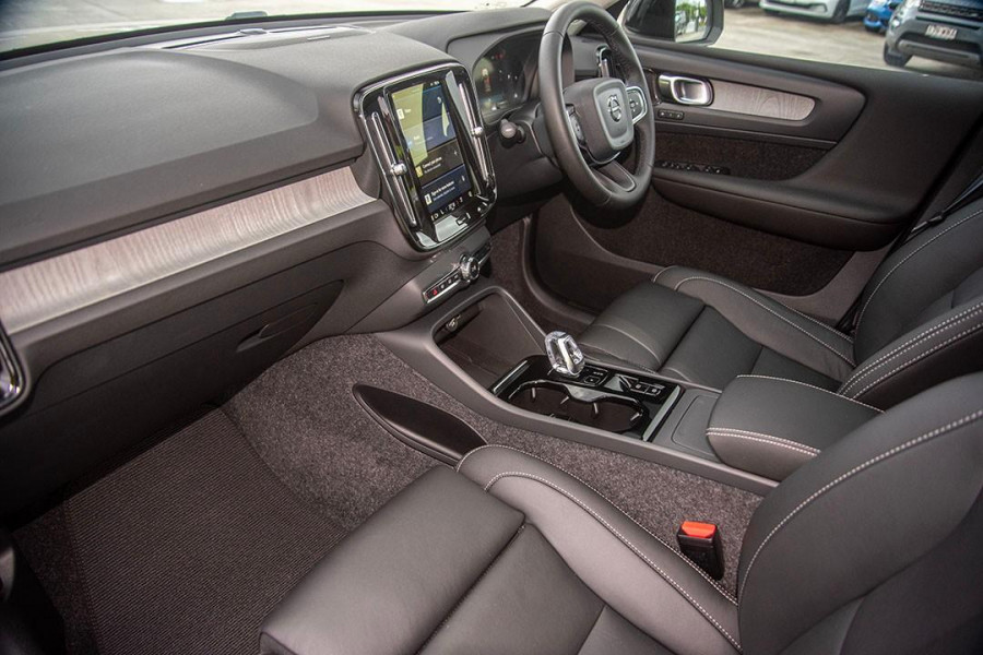 2024 MY25 Volvo XC40  Ultra B4 Dark SUV Image 7
