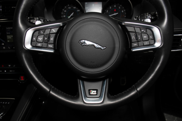 2019 Jaguar F-PACE 25t R-Sport SUV image 18