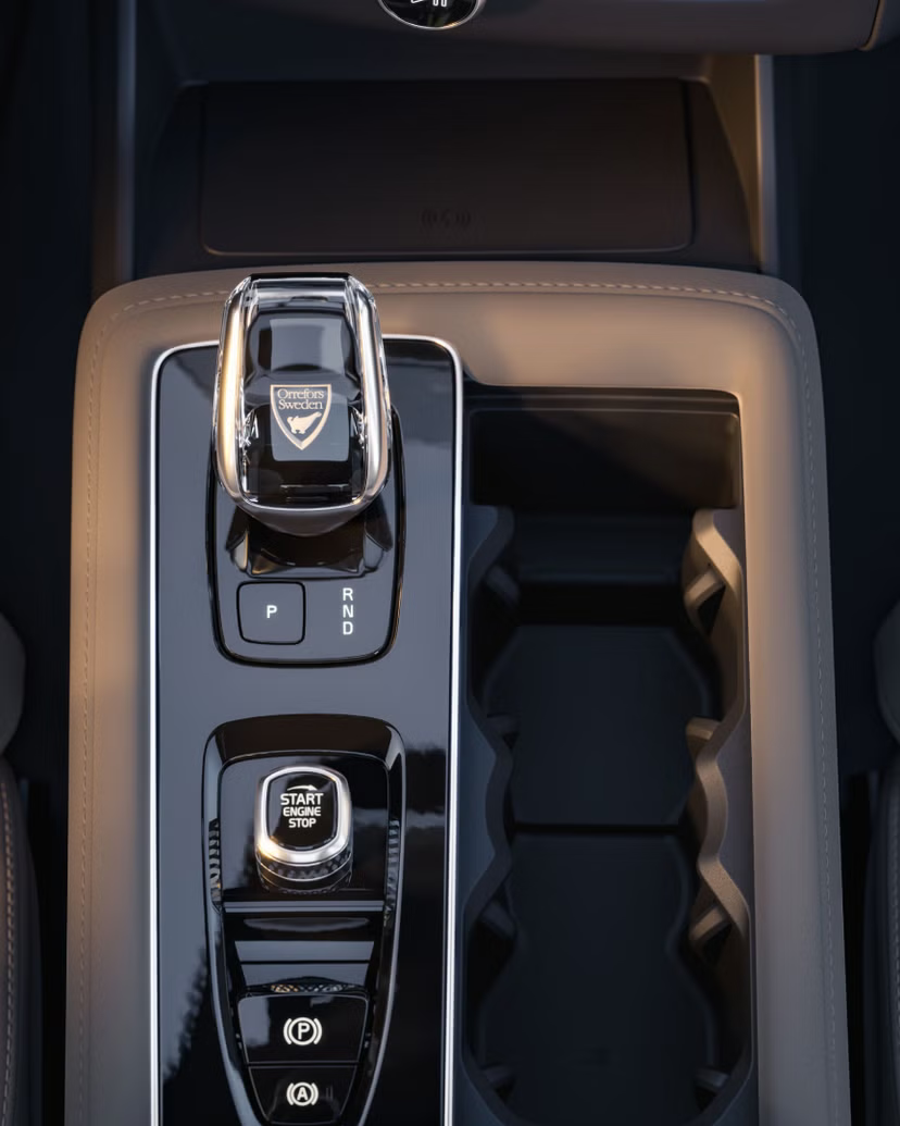 Front row cupholders Image