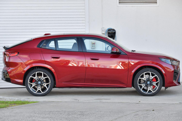 2024 BMW iX2 U10 eDrive20 M Sport SUV image 3