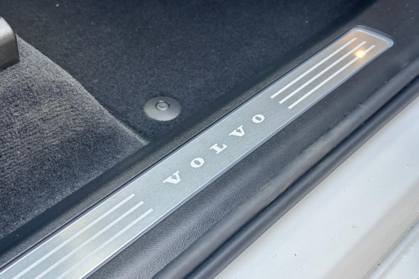 2026 Volvo XC90 L Series Ultra B5 Dark SUV Image 11
