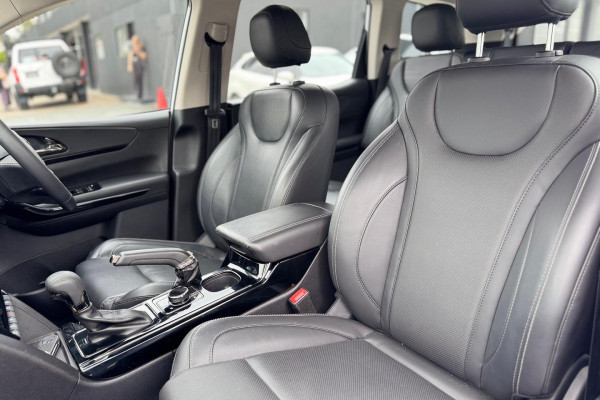 2025 Mahindra XUV700  AX7L SUV Image 12