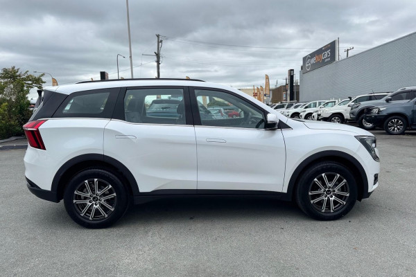 2025 Mahindra XUV700  AX7L SUV Image 7