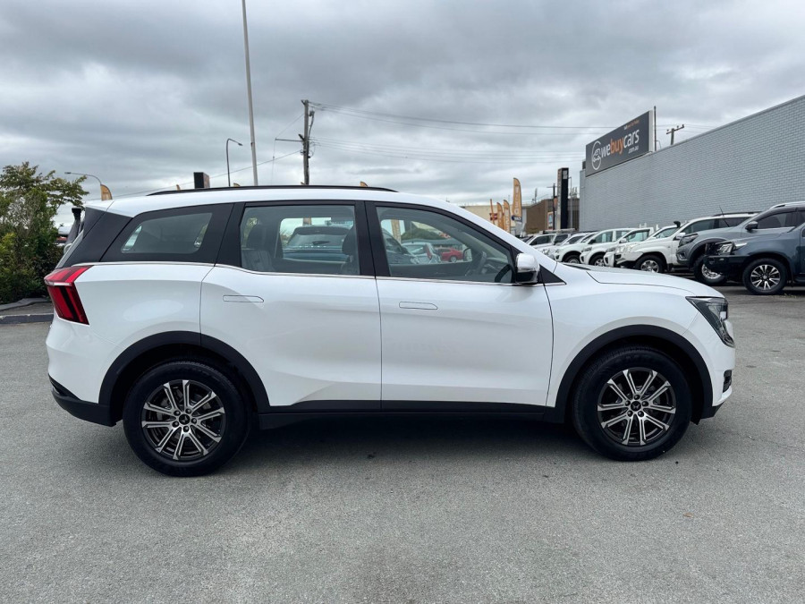 2025 Mahindra XUV700  AX7L SUV Image 7