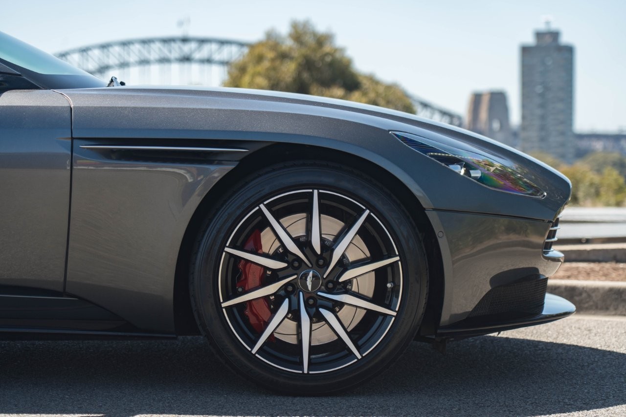 2018 Aston Martin DB11 Coupe Image 8