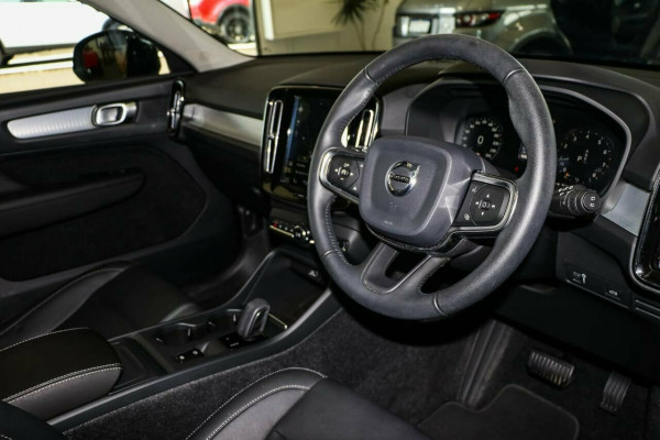 2019 Volvo XC40 XZ T4 Momentum Suv Image 3