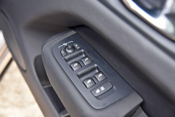 2025 MY26 Volvo XC60 UZ Ultra T8 Plug-in Hybrid Dark SUV Image 17
