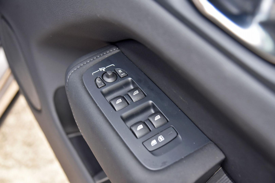 2025 MY26 Volvo XC60 UZ Ultra T8 Plug-in Hybrid Dark SUV Image 17