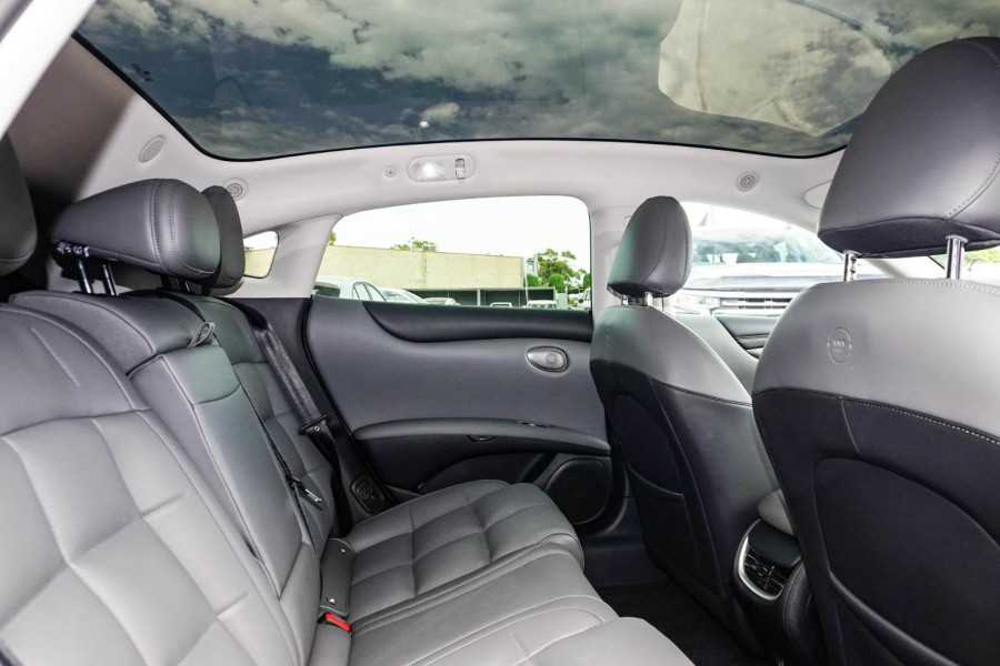 2025 MG IM5 P12L Performance Hatch Image 11