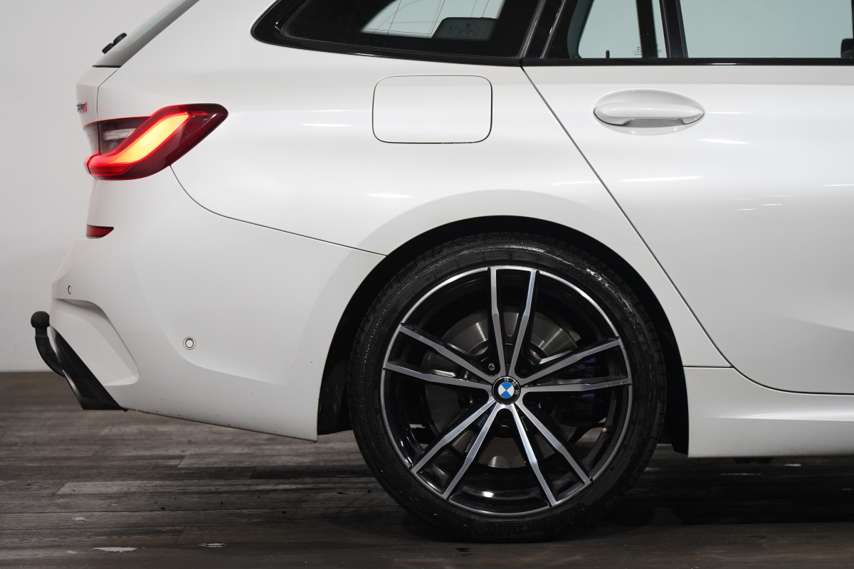 2021 BMW 3 30i Touring M Sport SUV Image 6
