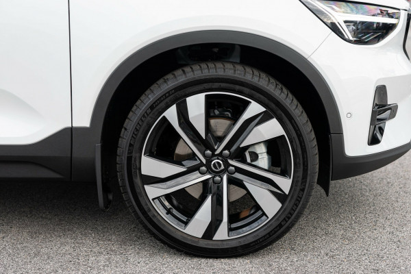 2025 MY26 Volvo XC40 XZ Ultra B4 Dark SUV Image 8