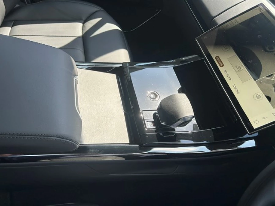 2026 Land Rover Range Rover D300 SE SUV Image 16