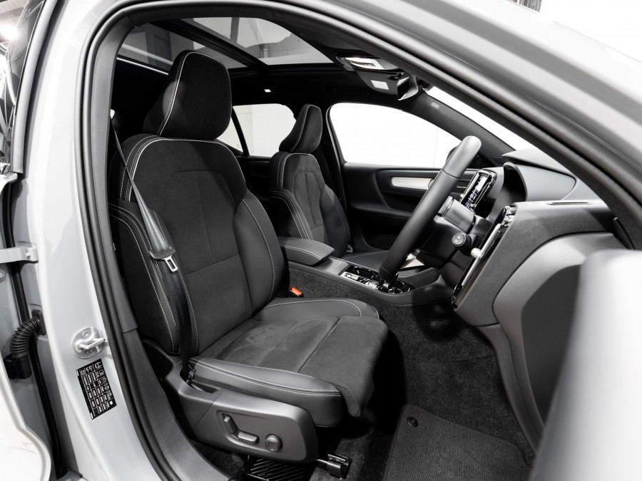 2026 Volvo XC40 XZ Ultra B4 Dark SUV Image 19