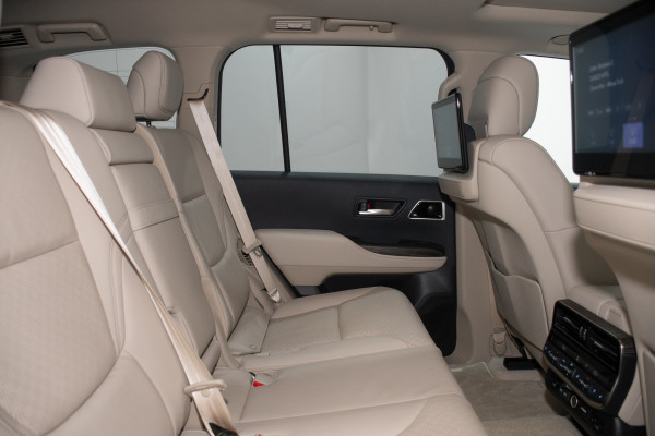 2023 Toyota LandCruiser Sahara SUV Image 3