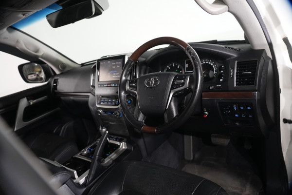 2018 Toyota LandCruiser Sahara SUV image 11