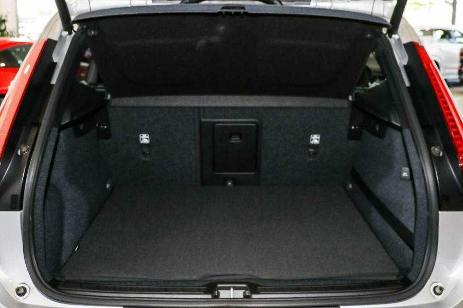 2019 Volvo XC40 XZ T4 Momentum Suv Image 20