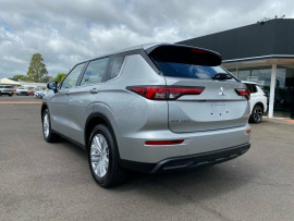2024 Mitsubishi Outlander ZM ES SUV image 6