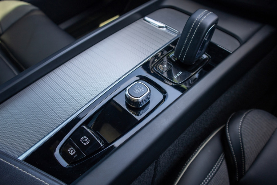 2022 Volvo XC60 T8 RECHARGE PHEV Ultimate SUV Image 15