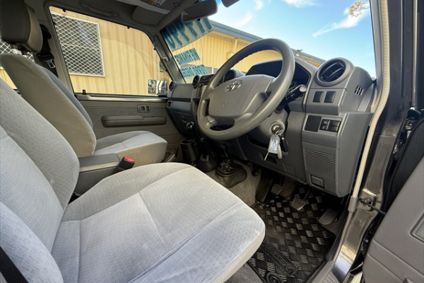 2022 Toyota LandCruiser VDJ79R GXL Cab Chassis Image 9