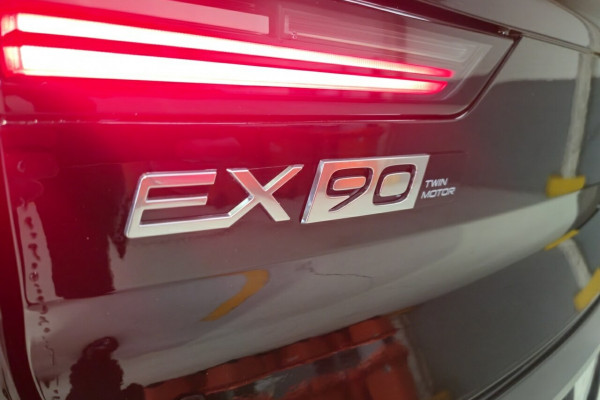 2025 Volvo EX90  Plus Twin Motor SUV Image 10