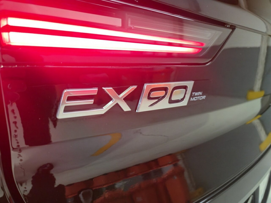 2025 Volvo EX90  Plus Twin Motor SUV Image 10