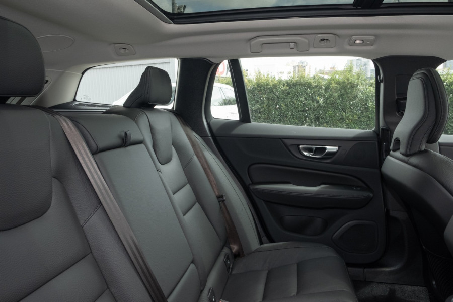 2025 Volvo V60 Cross Country Z Series Ultra B5 Bright Wagon Image 9