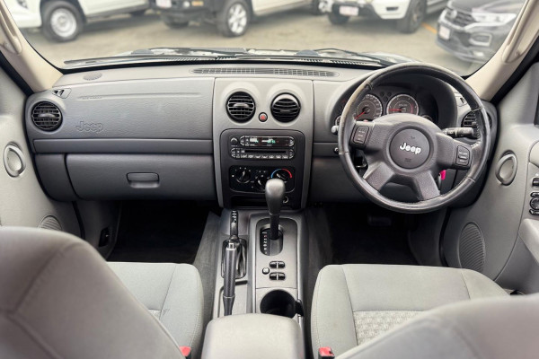 2005 Jeep Cherokee KJ Sport SUV Image 15