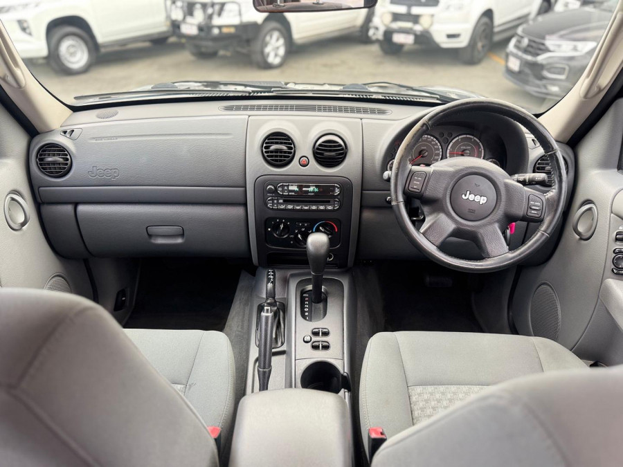 2005 Jeep Cherokee KJ Sport SUV Image 15