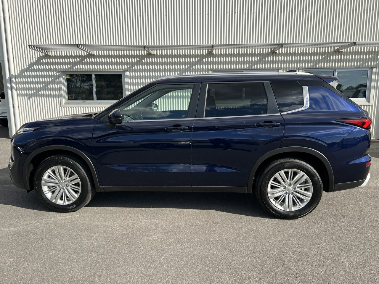 2024 Mitsubishi Outlander ZM LS SUV Image 8