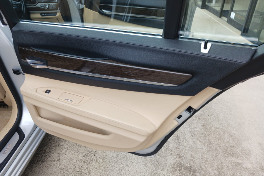 2009 MY10 BMW 7 Series F01 Tw.Turbo 740i Sedan Image 26