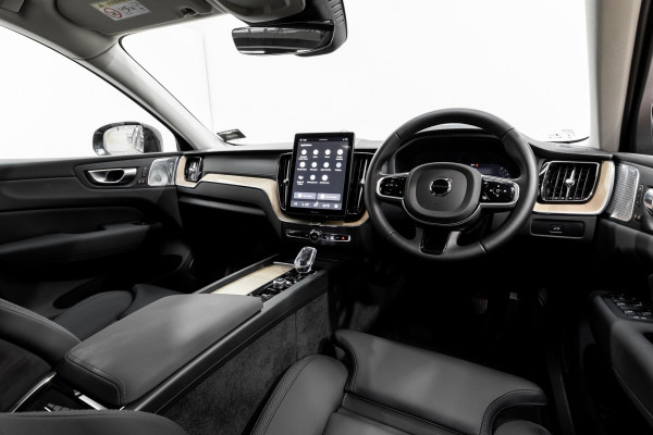 2025 Volvo XC60 UZ B5 Ultra Dark 2L Petrol AWD SUV Image 11
