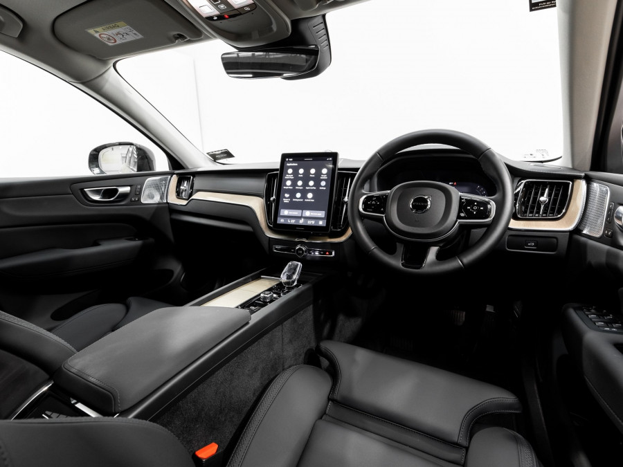 2025 Volvo XC60 UZ B5 Ultra Dark 2L Petrol AWD SUV Image 11