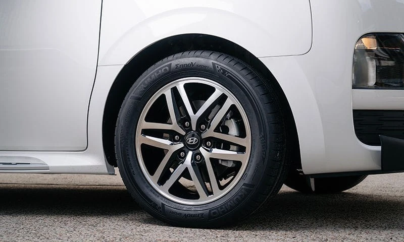 18" POHANG Alloy Wheel - Gloss Black / Machined Face