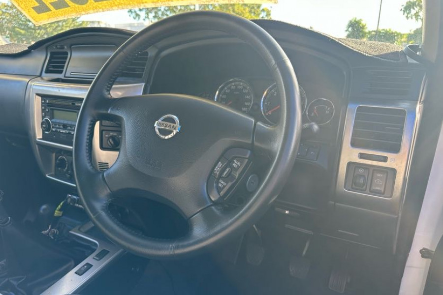 2015 Nissan Patrol Y61 ST SUV Image 16