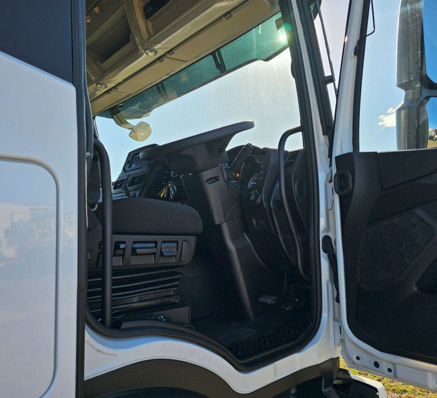 2025 Iveco S-way AXLE RIGIDS Cab Chassis Image 7