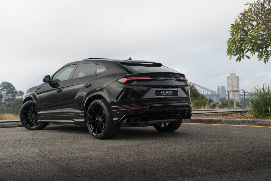 2022 Lamborghini Urus SUV Image 2
