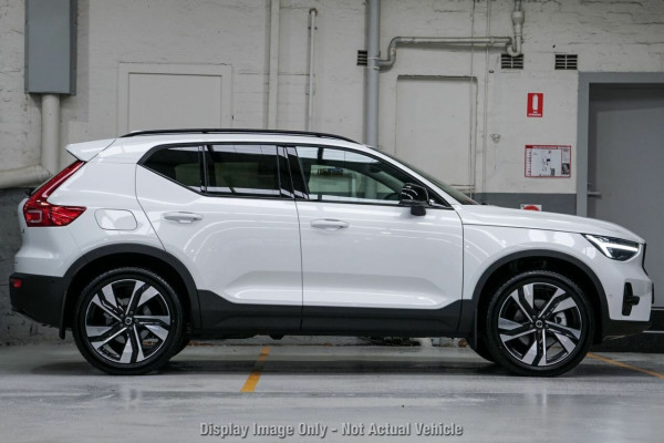 2026 Volvo XC40 XZ Ultra B4 Dark SUV Image 15