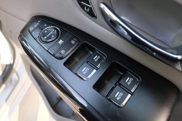 2015 MY16 Kia Carnival YP Platinum People Mover Image 11