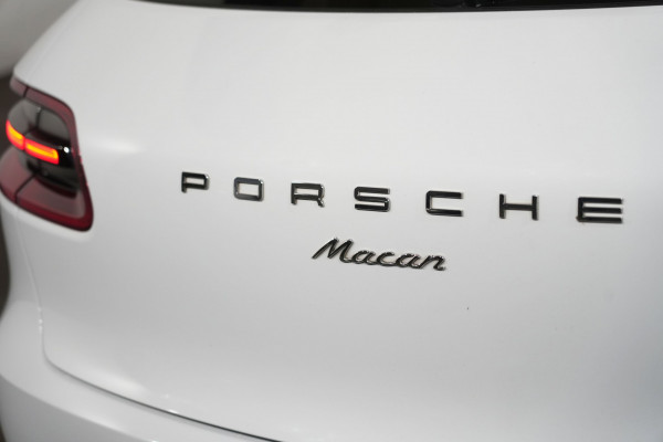 2017 Porsche Macan SUV Image 9