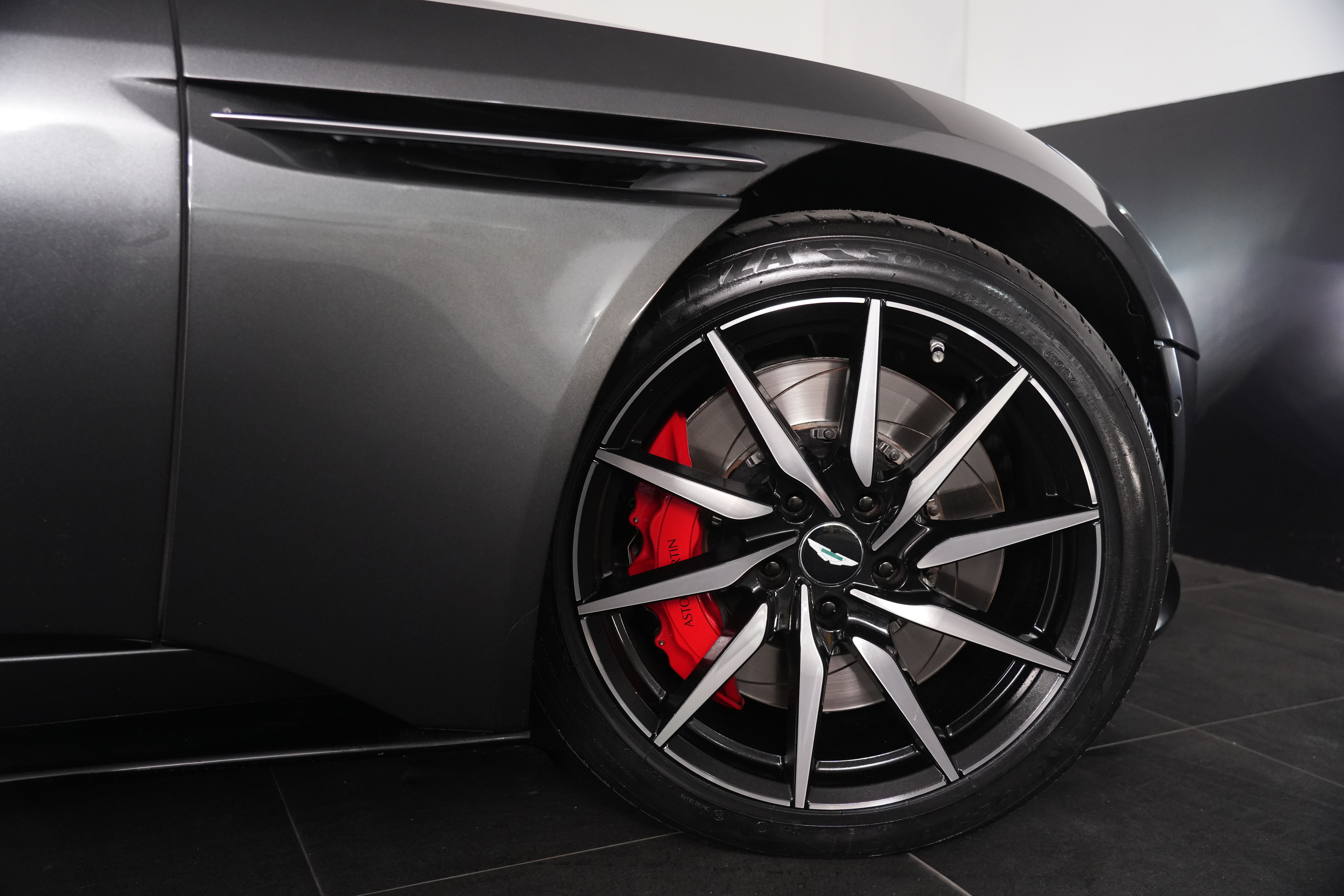 2018 Aston Martin DB11 Coupe Image 24