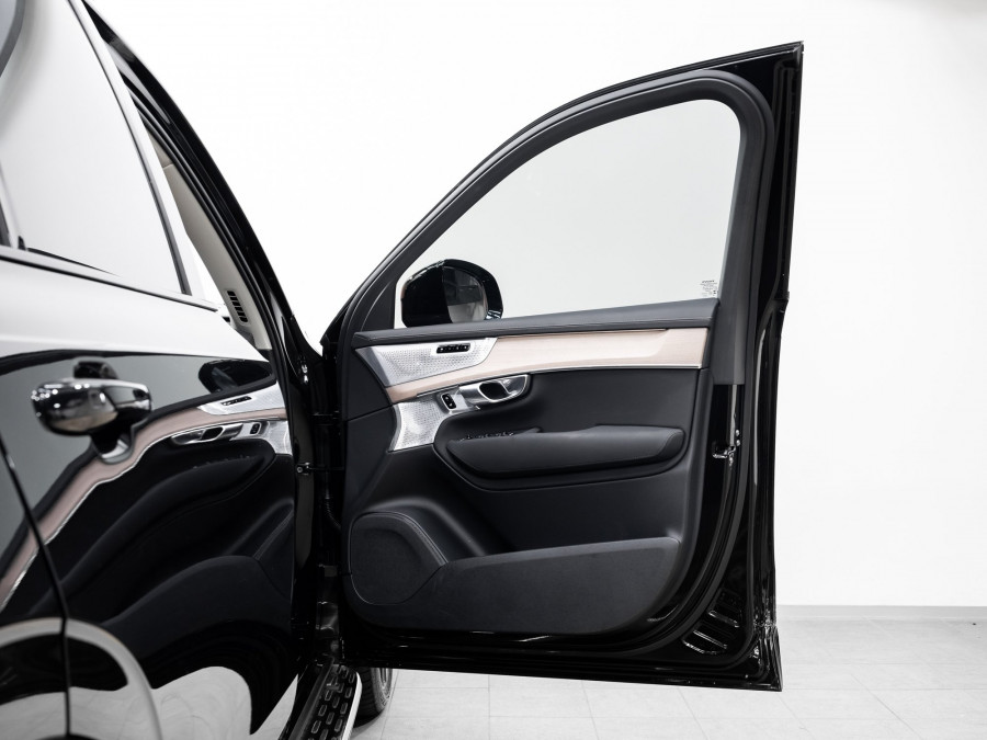 2025 Volvo XC90 L Series Ultra T8 Plug-In Hybrid SUV Image 9