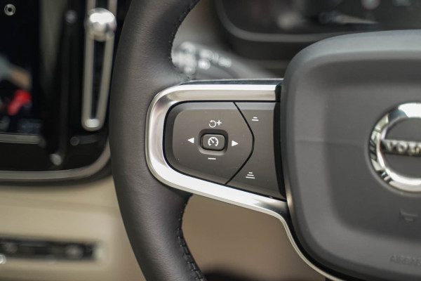 2020 Volvo XC40 XZ T4 Inscription Suv Image 5