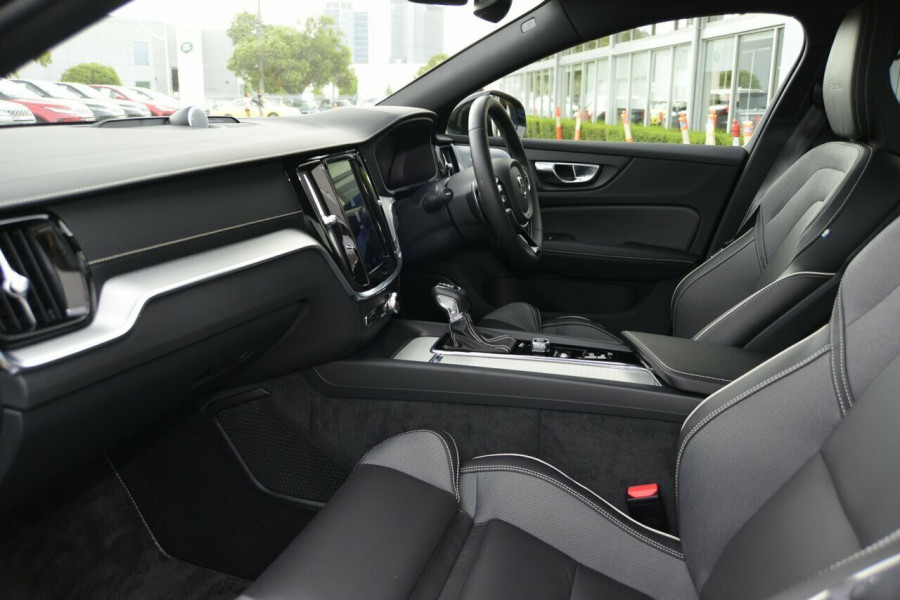 2019 Volvo S60 T5 R-DESIGN Sedan Image 9
