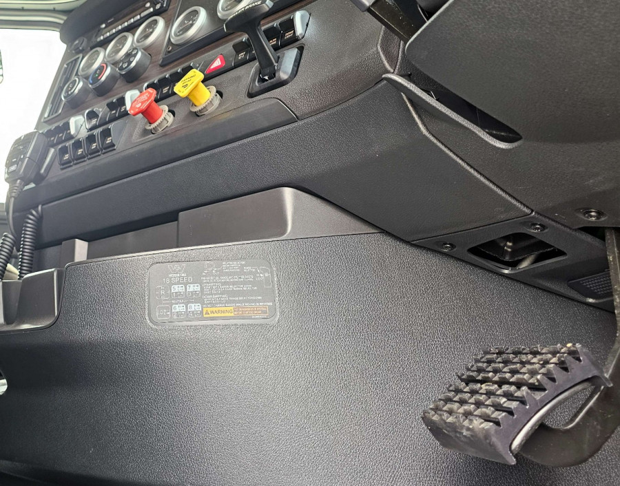 2024 Western Star 48x Cab Chassis Image 17